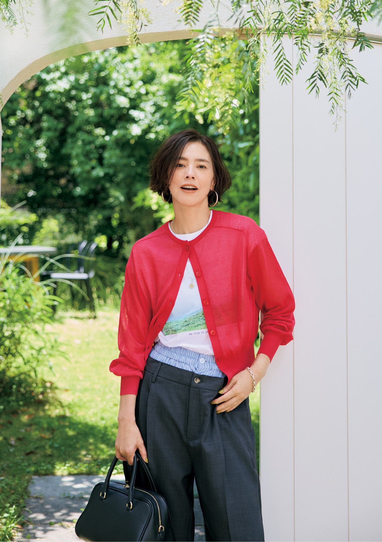 浅見れいなさんの12closet（トゥエルブクローゼット）【洗える】前後２wayシアーカーディガン ピンクレッドのコーデ