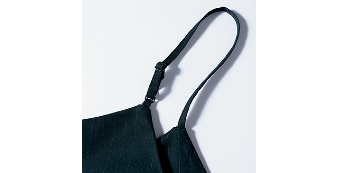 アジャスター付きの肩紐で、着丈も微調整も楽ちん。