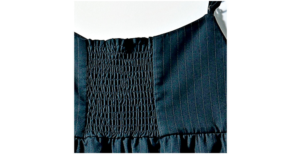 後ろ側は中央に繊細なシャーリングを施したラウンドネック。