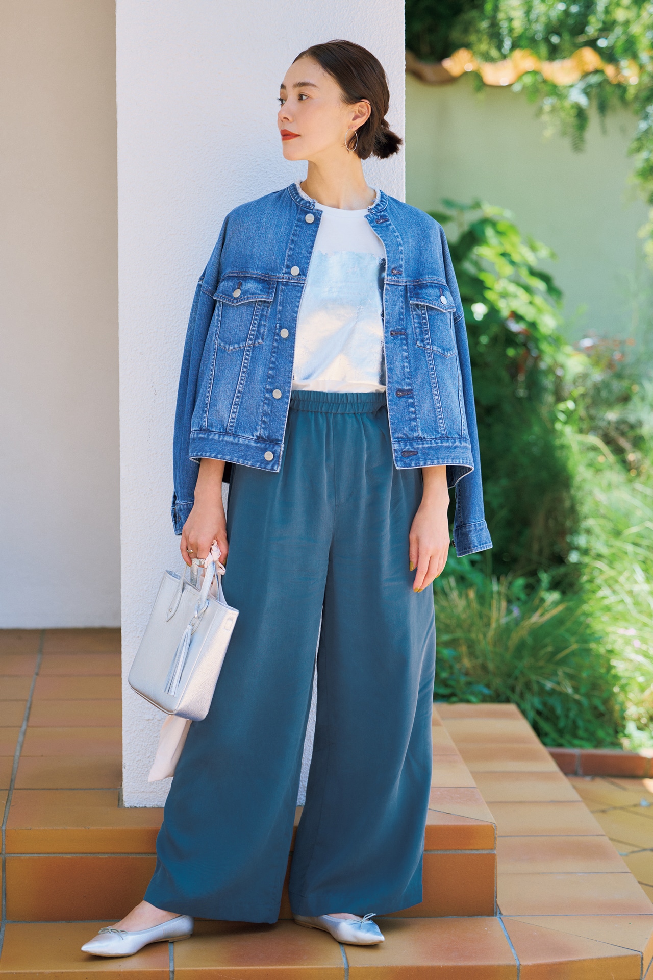 浅見れいなさんの12closet（トゥエルブクローゼット）【洗える】【接触冷感】落ち感セミワイドパンツ ブルーのコーデ