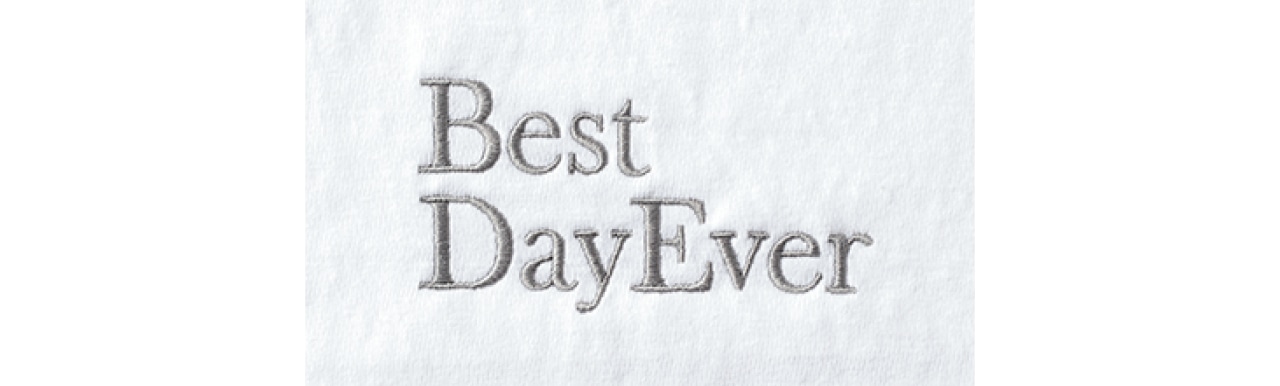 左袖のひじ下あたりに施されたロゴ刺しゅうは「人生最高の日！」といった意味合い。