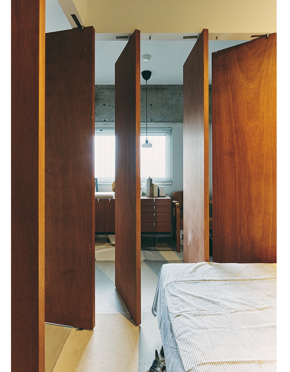 .洗面所の壁面には奥行きの浅い可動式の棚を設け、収納兼ディスプレイに。シンク下の引き出しは深めの設計で、背丈のあるボトル類も収まる。