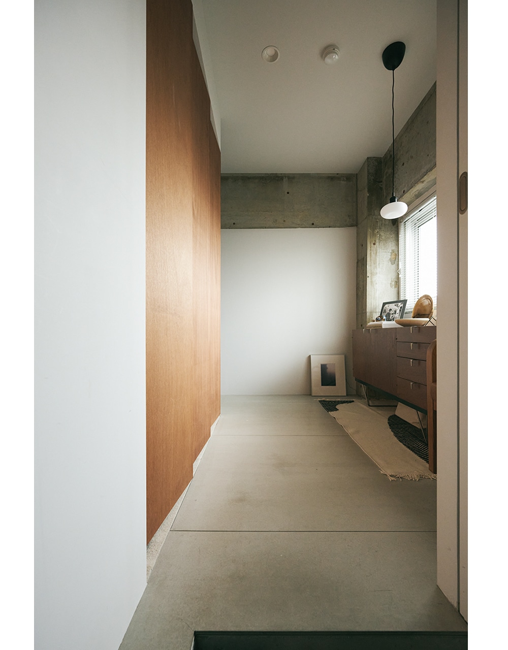 開閉する6枚の板で囲んだユニークな寝室。開けると南北の窓からの風通しがよくなり、閉めるとコンパクトな個室に。