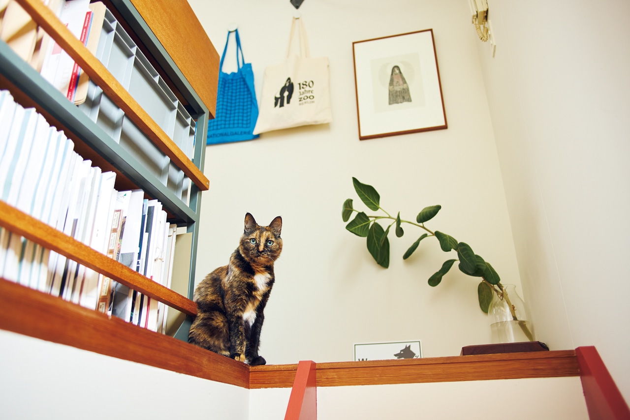 4.キッチンとダイニングのある2階へ。書類が収まった棚がほどよい仕切りに。