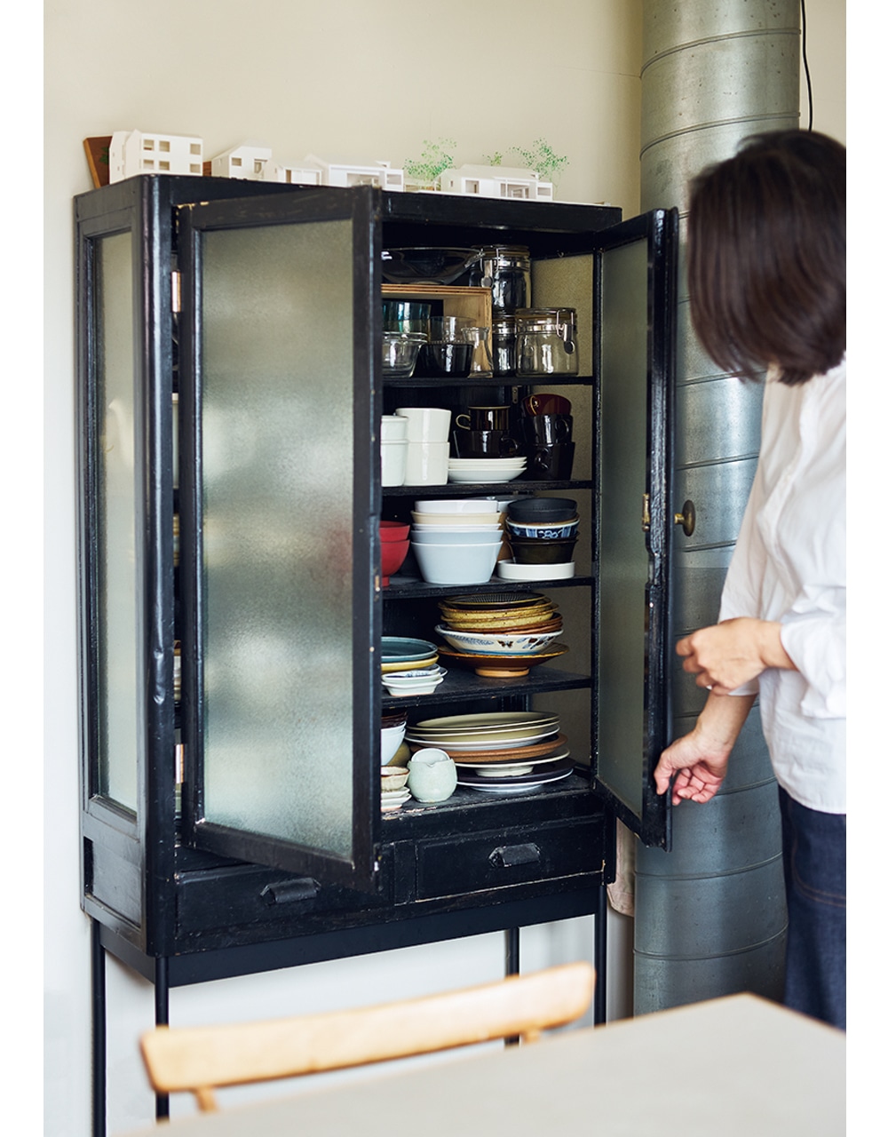 東端さんが独身時代から愛用している食器棚。脚を長くして、黒く塗るなどカスタム。