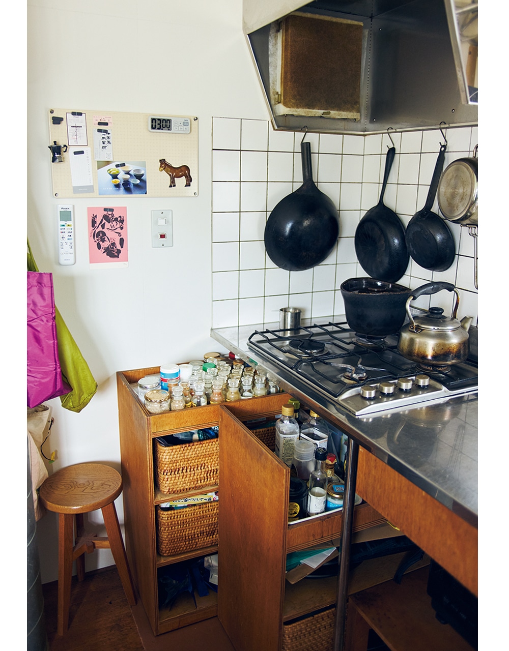 コンロ下に収まるキャスター付きワゴンはDIY。「近所にスーパーがあるので、食材ストックはここに入る最小限に。持ちすぎると忘れてしまうので、私にはちょうどいい量です」 