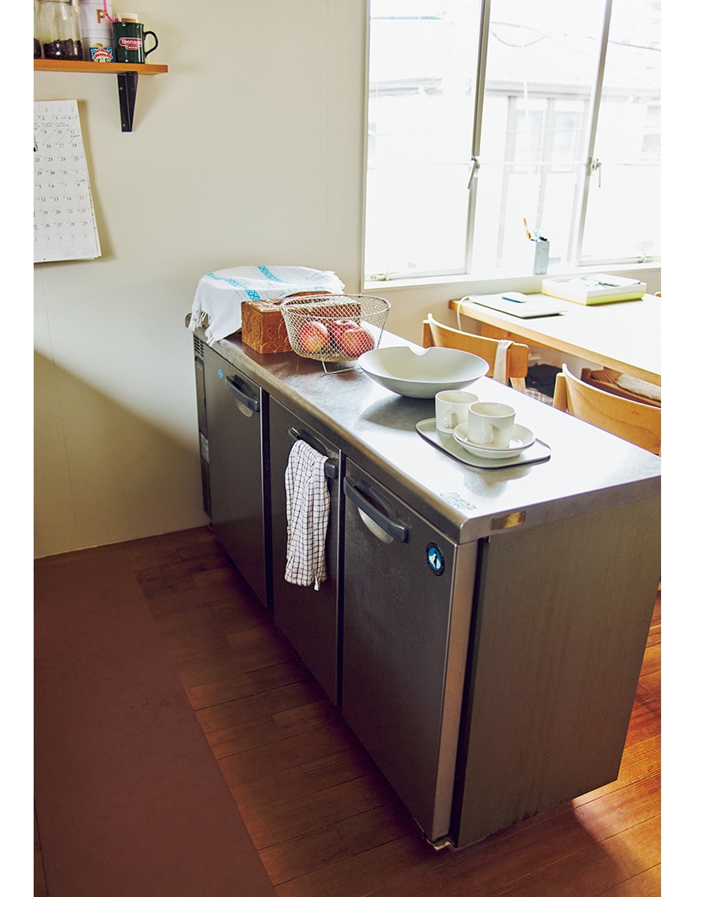 ダイニングとの仕切りであり、作業台でもある業務用冷蔵庫。その他の家電も最小限にして視界をすっきりと。