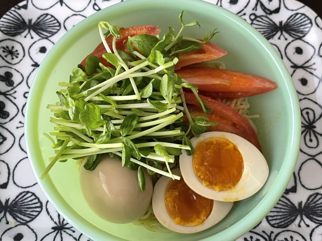 近藤幸子さんのレシピ「冷たいカレーそうめん」を40代主婦がスプラウトを豆苗に置き換えて作ってみた写真。