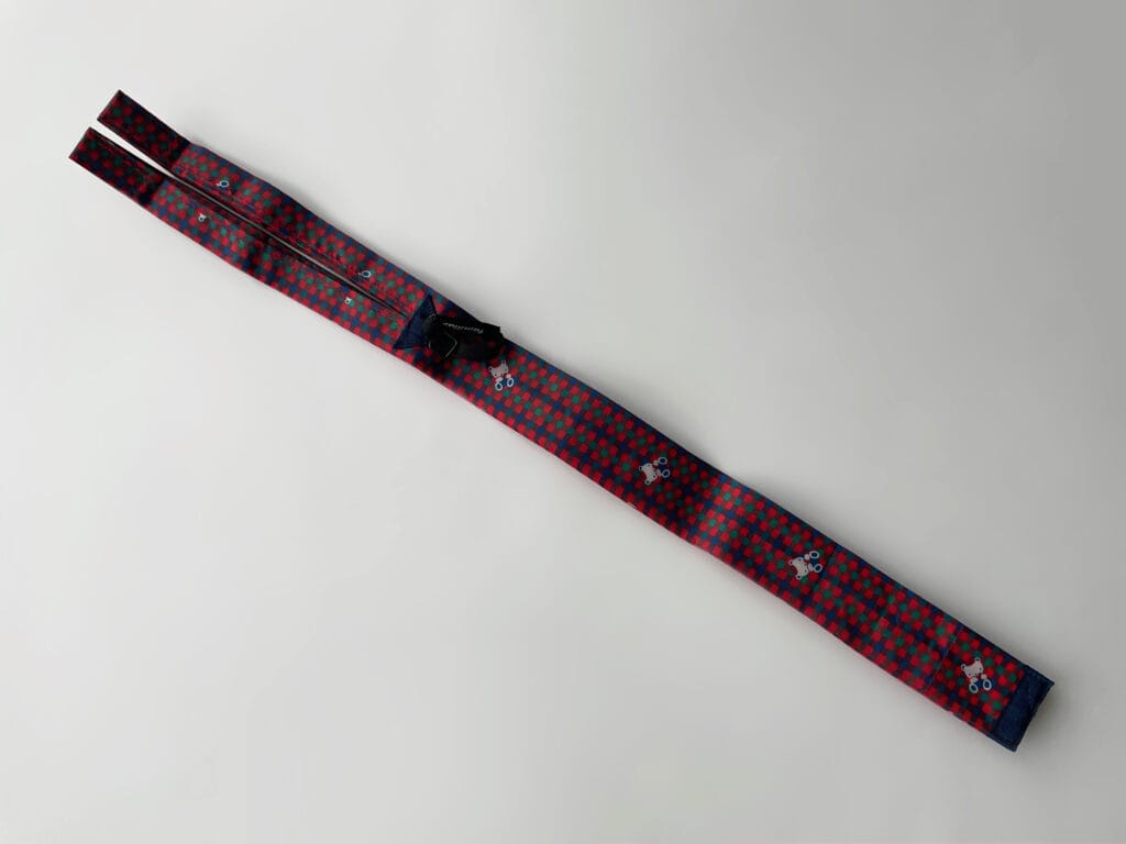 ファミリア×シュパット（ミニマルS）のエコバッグを帯状に両端を引っ張った状態の写真。