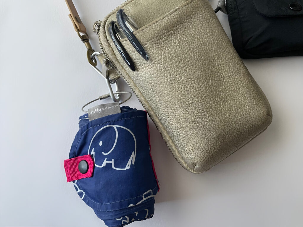 スマホショルダーにミッフィー×シュパットのエコバッグをワイヤーリングでぶら下げている写真