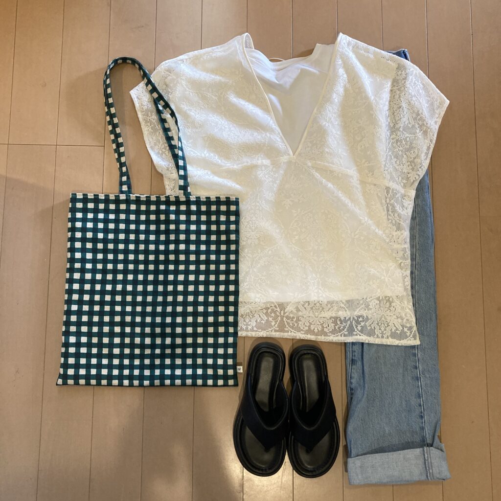 レースブラウス　ギンガムチェックトートバッグ　ジーンズ