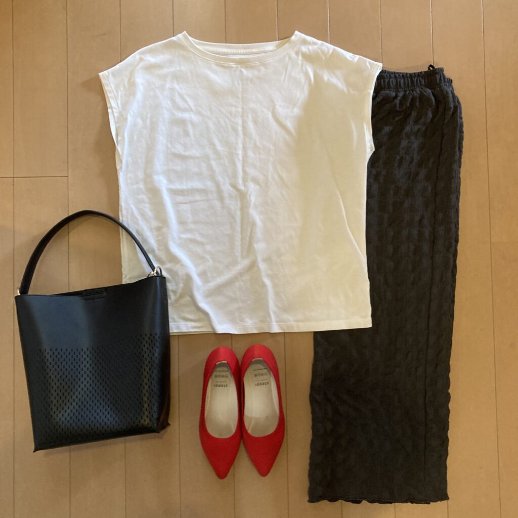 フレンチスリーブ白Tシャツ　タイトスカート　赤パンプス