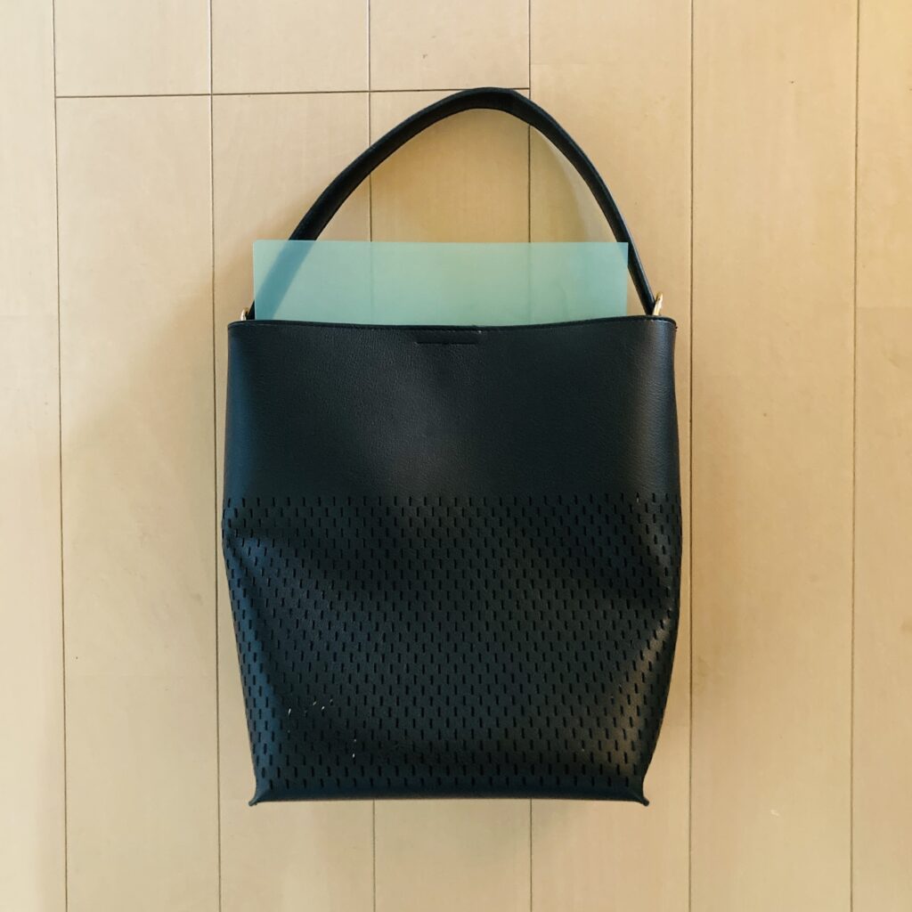 バッグ　ブラック　A4