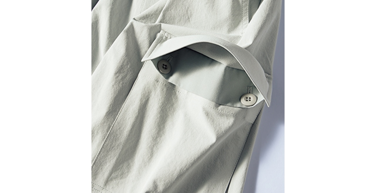 両側ポケットは、フラップにボタンをつけた本格派。