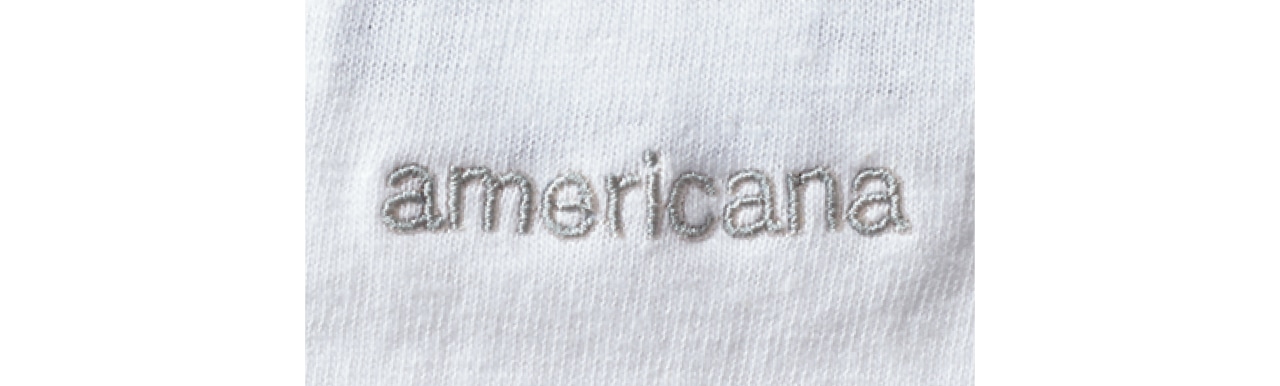 ネックラインの後ろにもブランド名の刺しゅう入り。