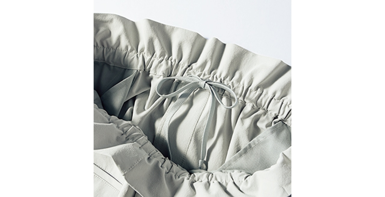 内側にドローコードも配したギャザーゴムで、フィット感の微調整を可能に。