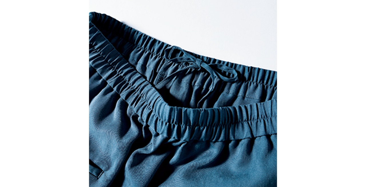 全周ギャザーゴムを配したウエストには、内側にドローコードもセット。自分にベストなフィット感がキープできます。