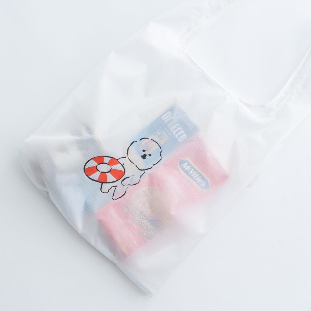 MAMBO ナイロンエコバッグM / うきわに荷物を収納