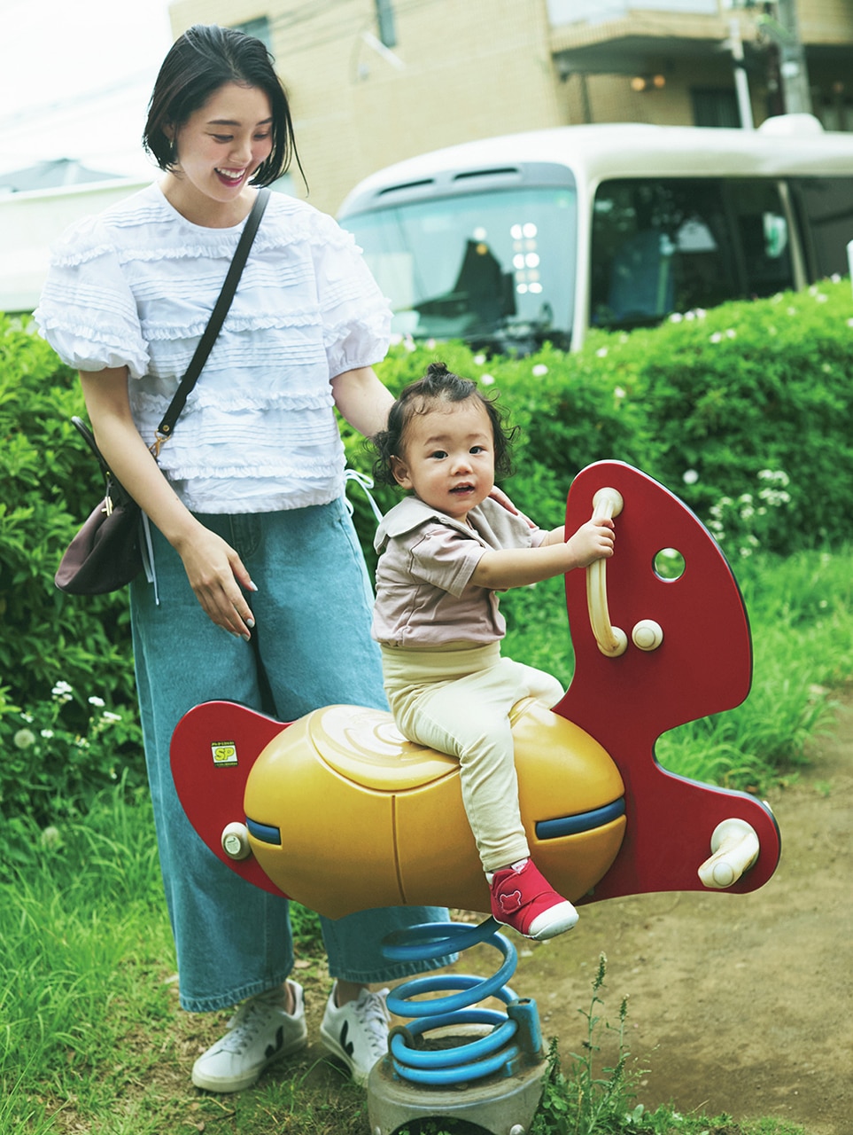 高橋夏果さんのブラウス￥6000・パンツ￥8200／ストーリーナインのコーデ