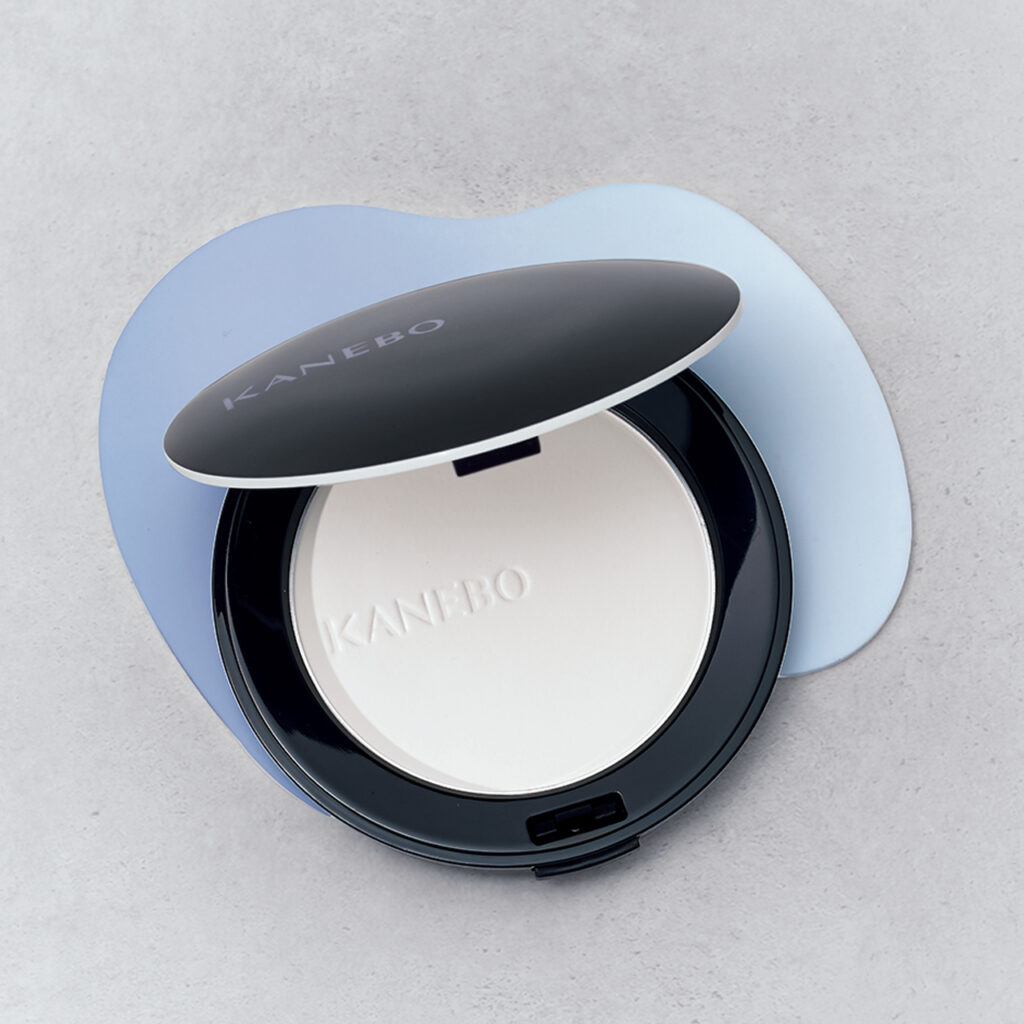 カネボウ
クリスタライズドフィックスパウダー 01　￥7150