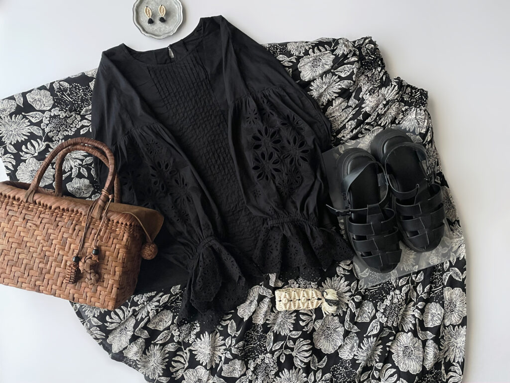 40代女性の2025年7月下旬コーデのフラットレイ画像【その2】