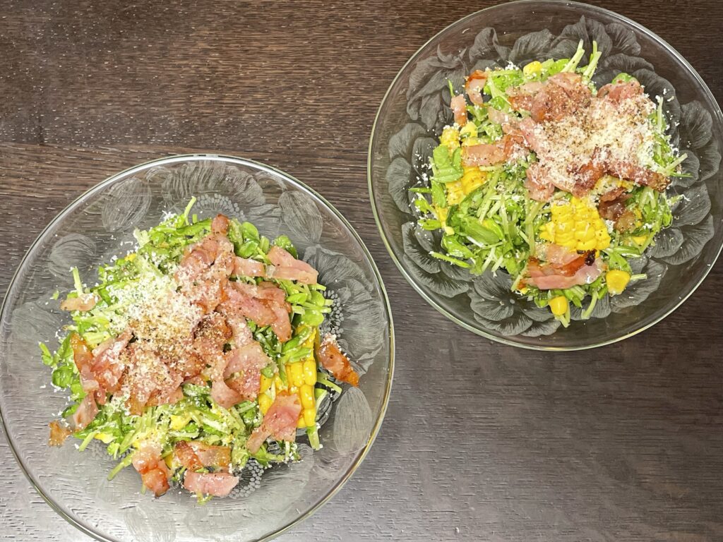 ワタナベマキさんレシピ「豆苗とコーンのベーコンチップサラダ」を40代主婦が作ってみた写真。