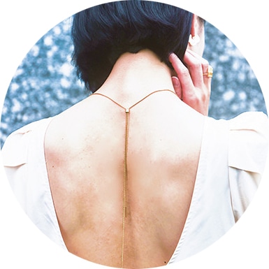 山本沙央里さんのY字ネックレスのコーデ