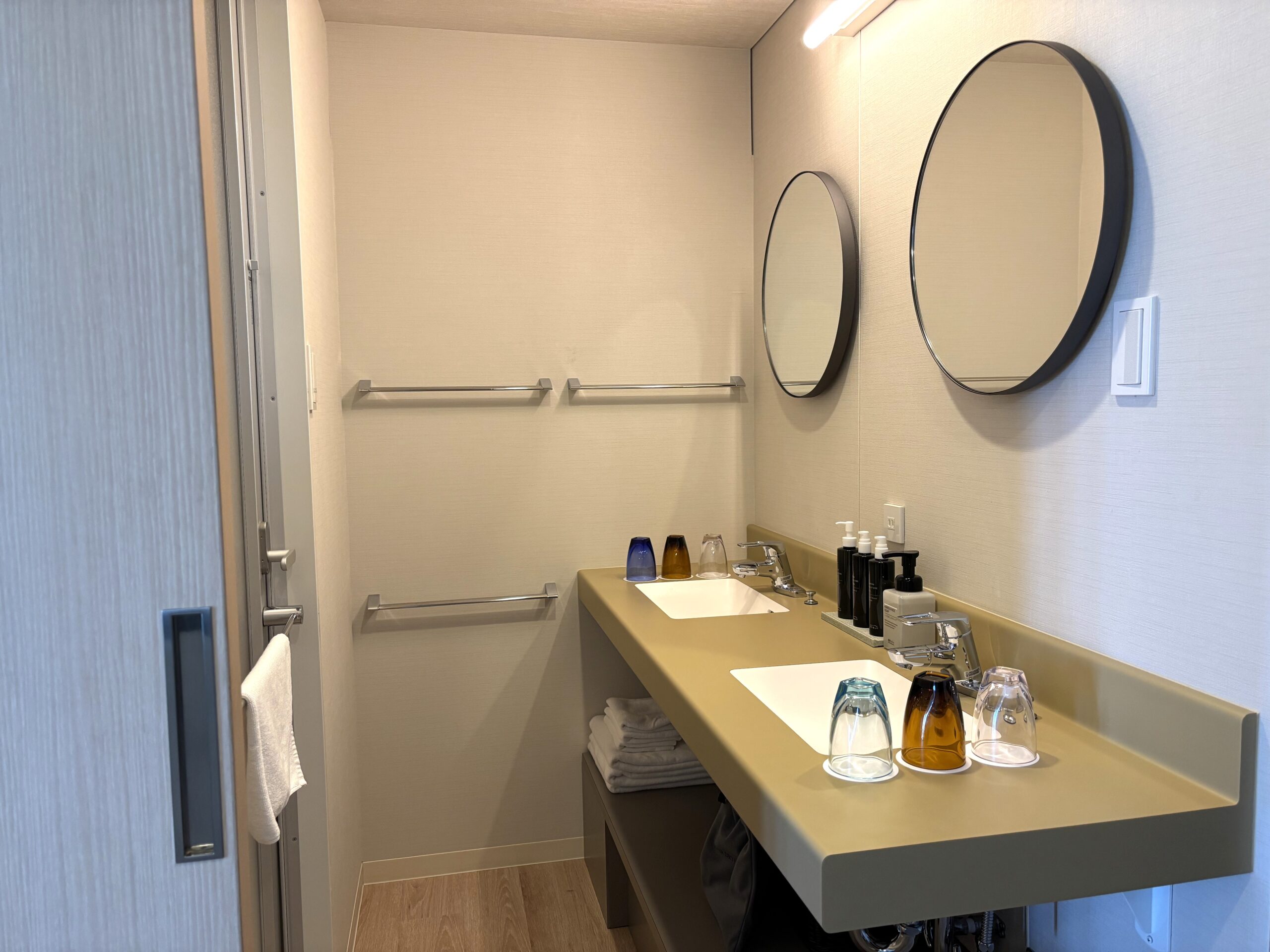 ゴロゴロ寝台付 デラックスコーナーの2口洗面台