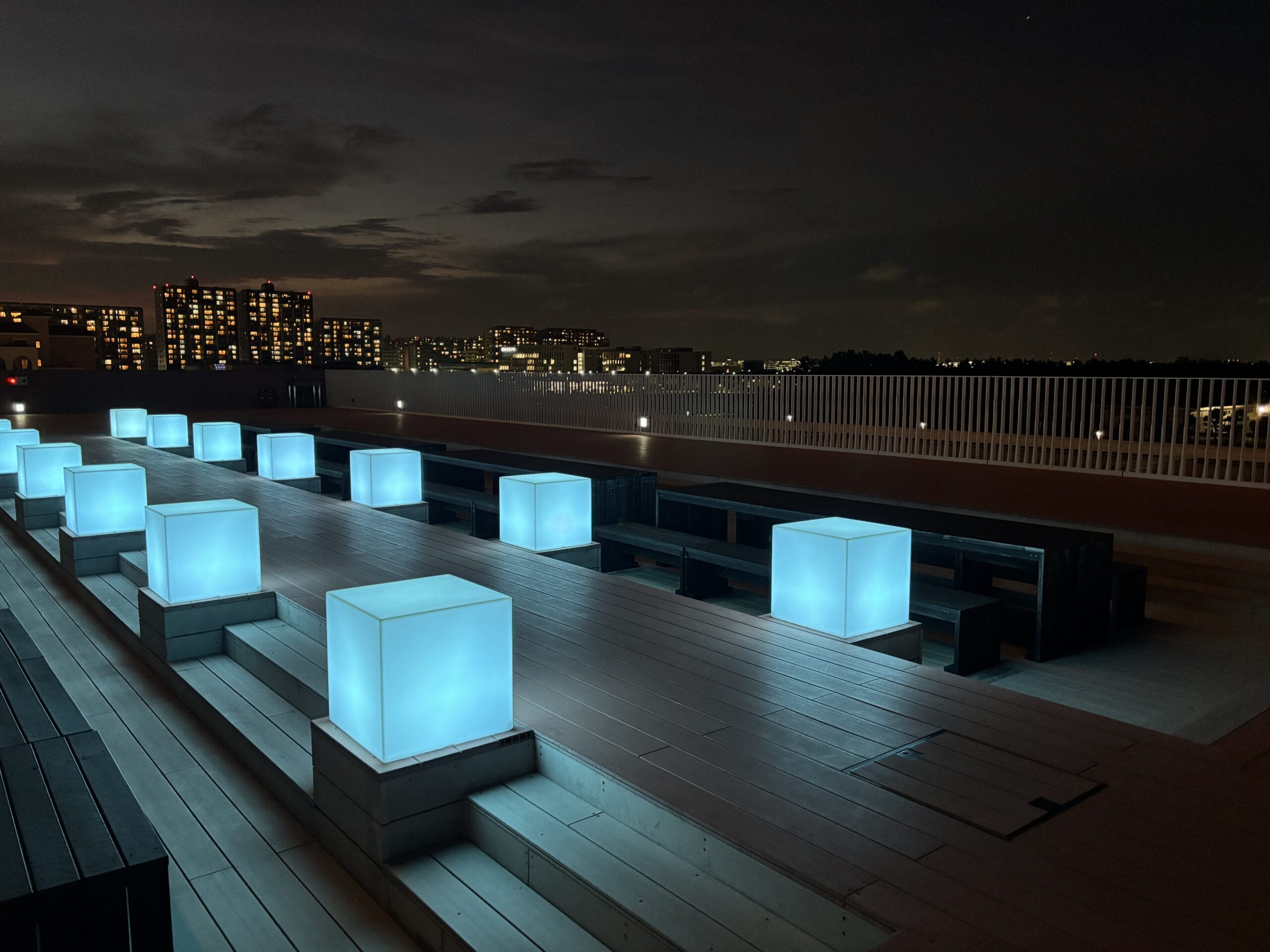 夜のテラス　ライトアップ