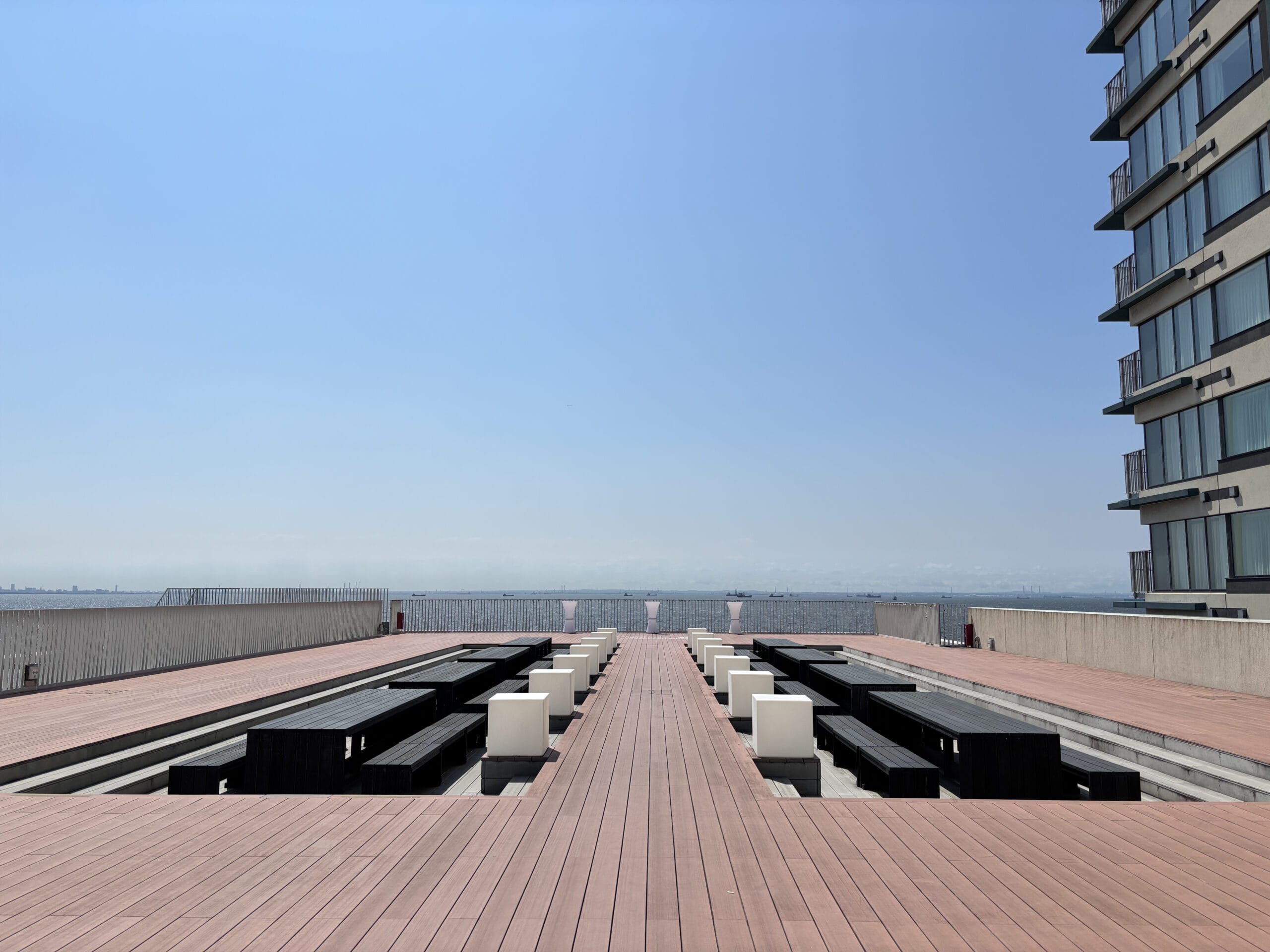 昼間のテラス全景