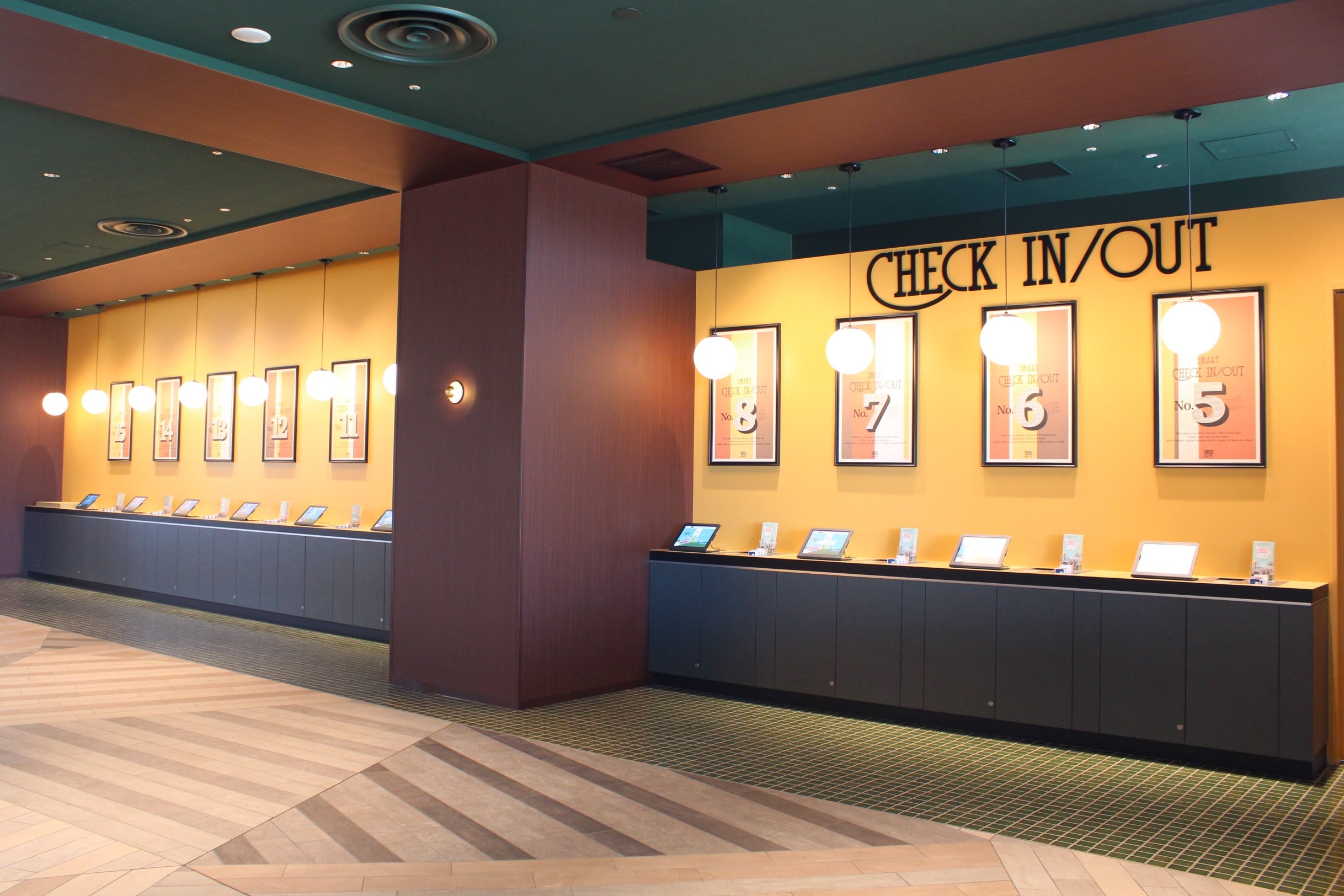 チェックインコーナー　タブレットが並ぶ様子