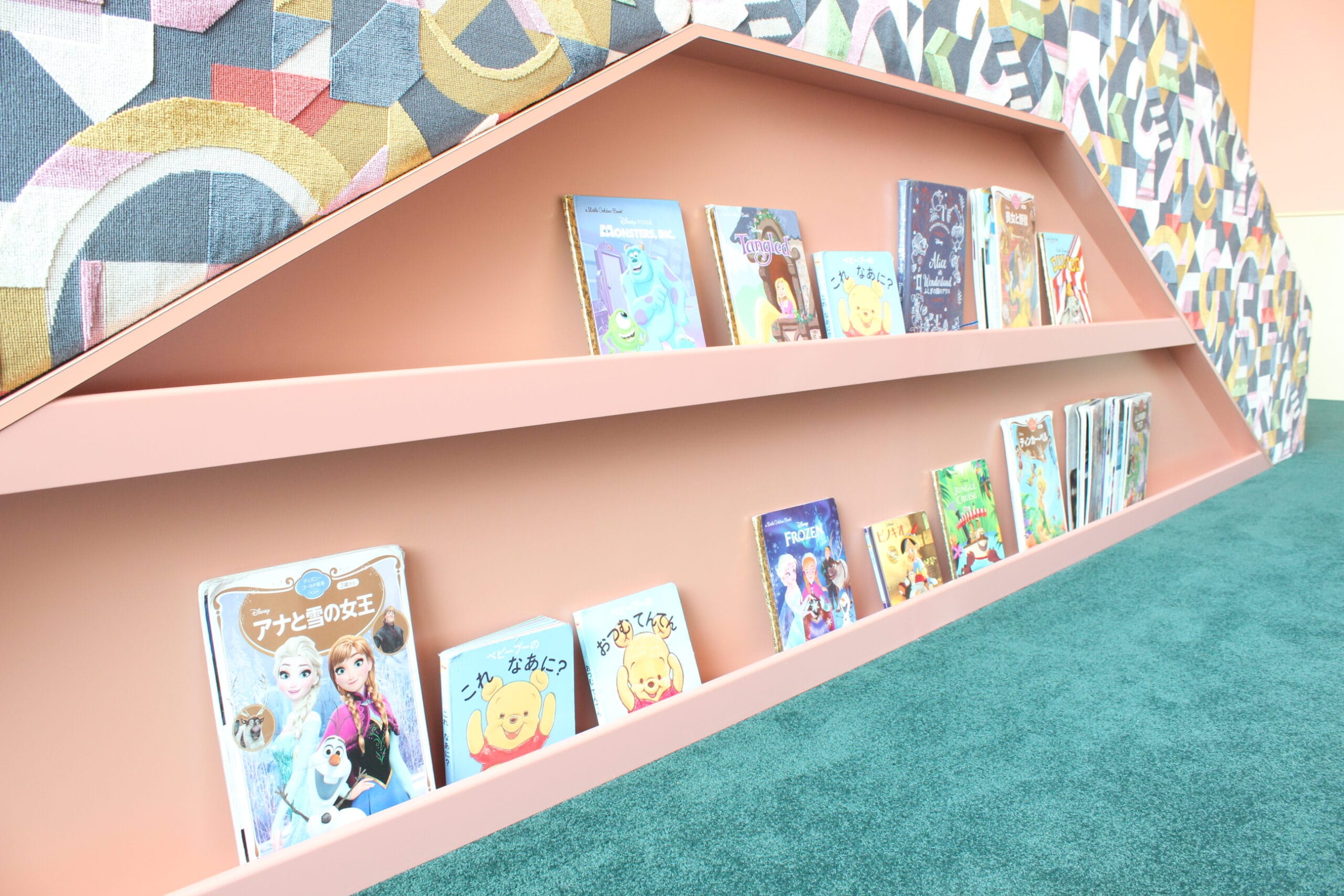 キッズスペースの絵本コーナー