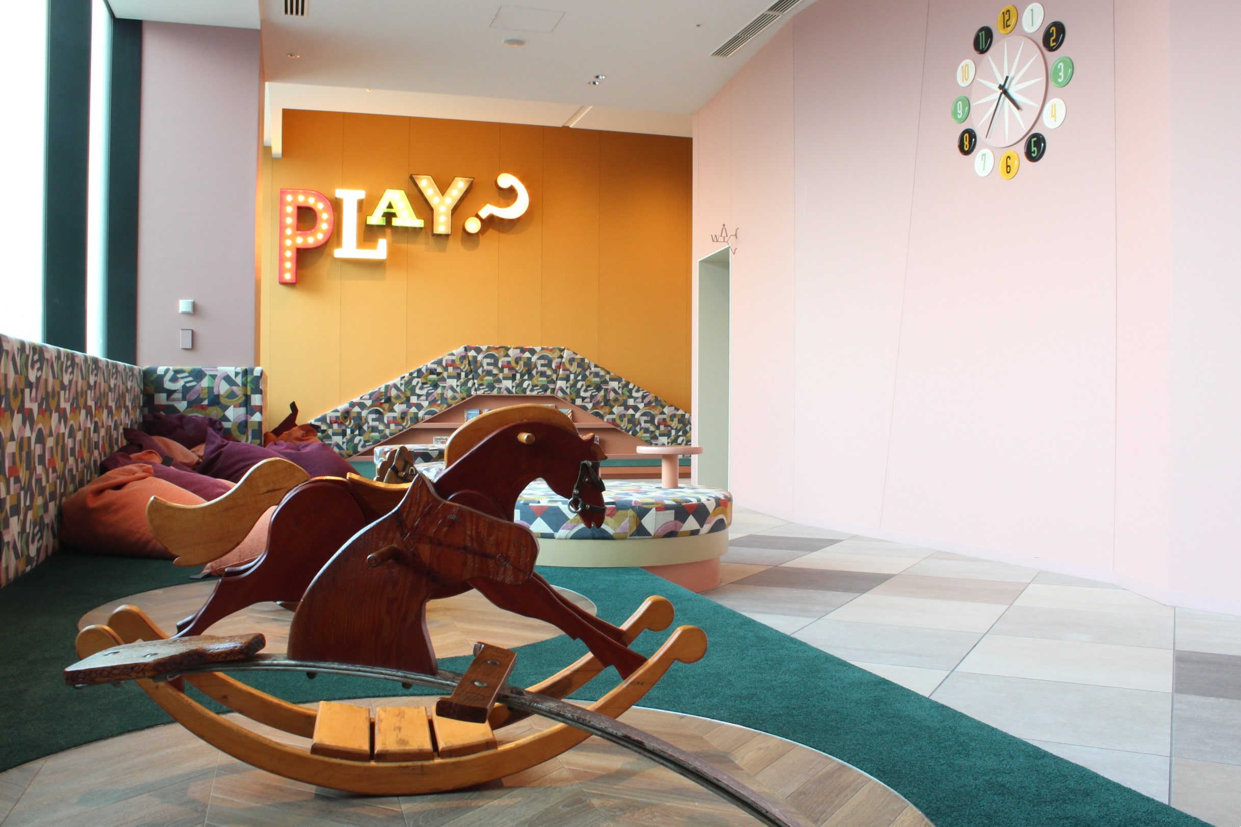 キッズスペース全景　木馬