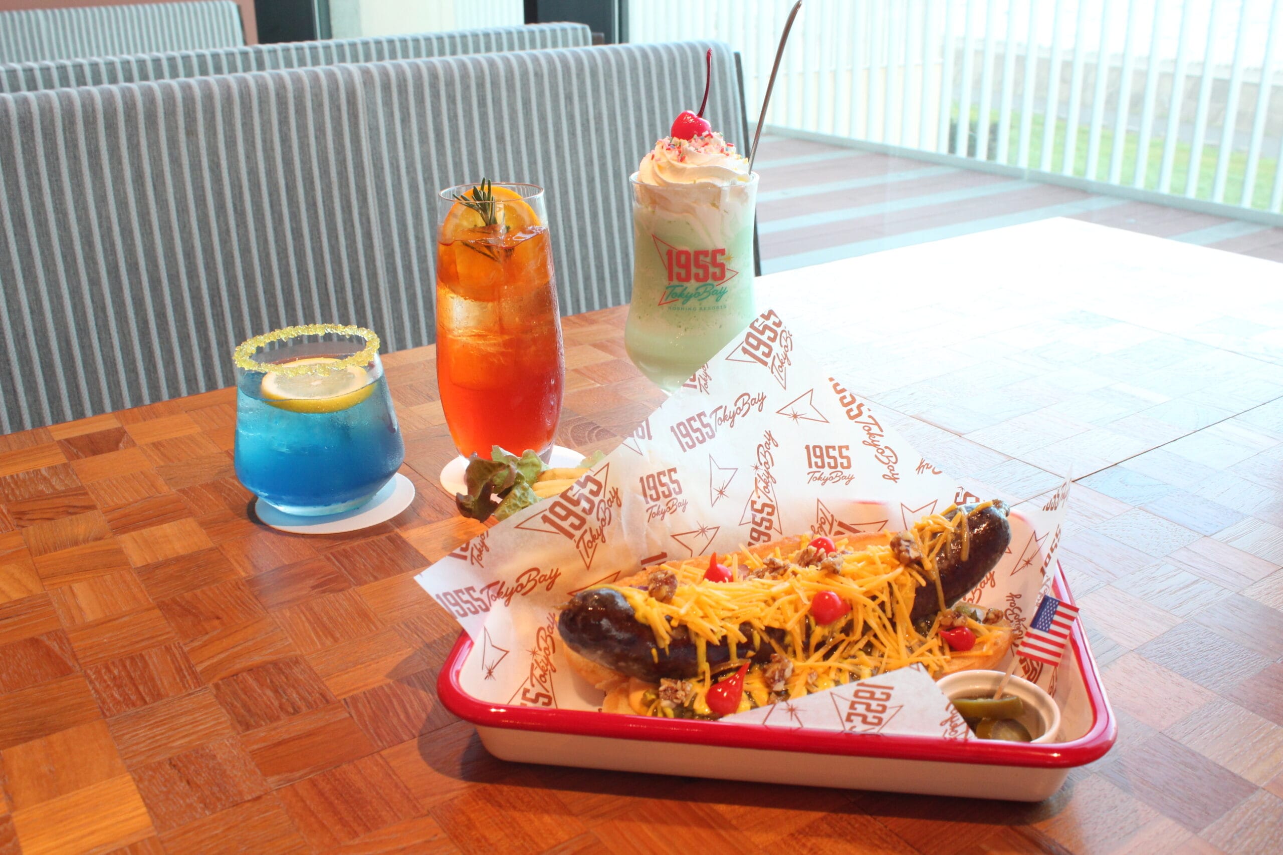 夏限定メニュー集合　GIANT Beef Dog、サニーミントシェイク、サンセットラムティー、ムーン・マルガリータ