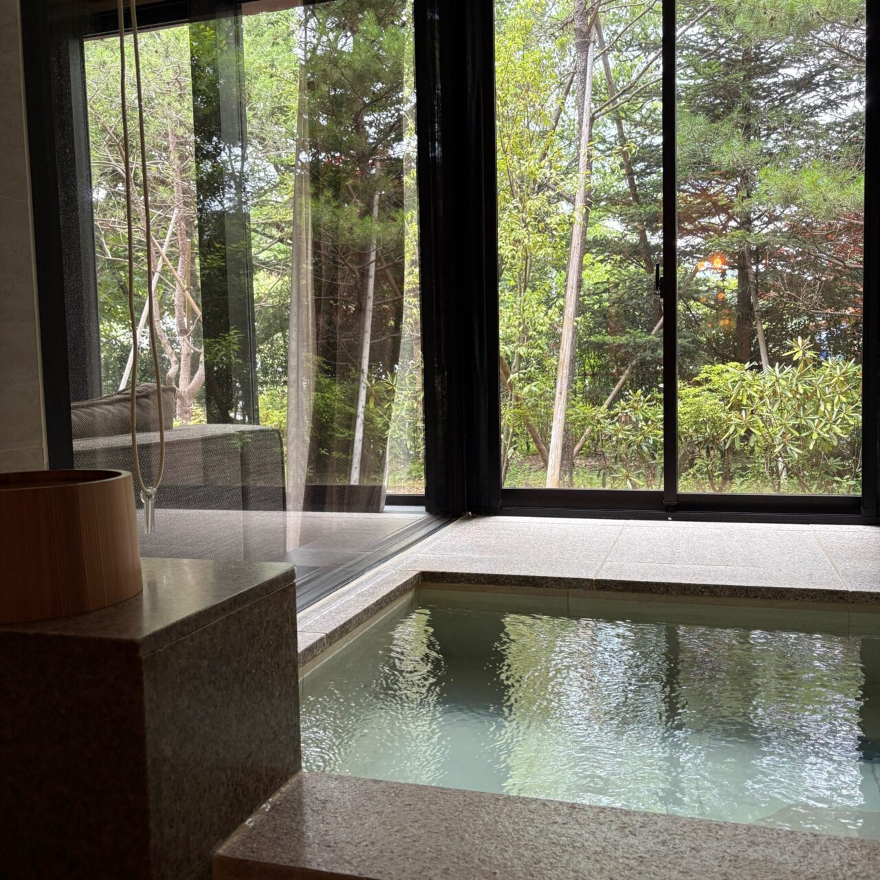 天然温泉　岩盤浴　部屋に温泉風呂