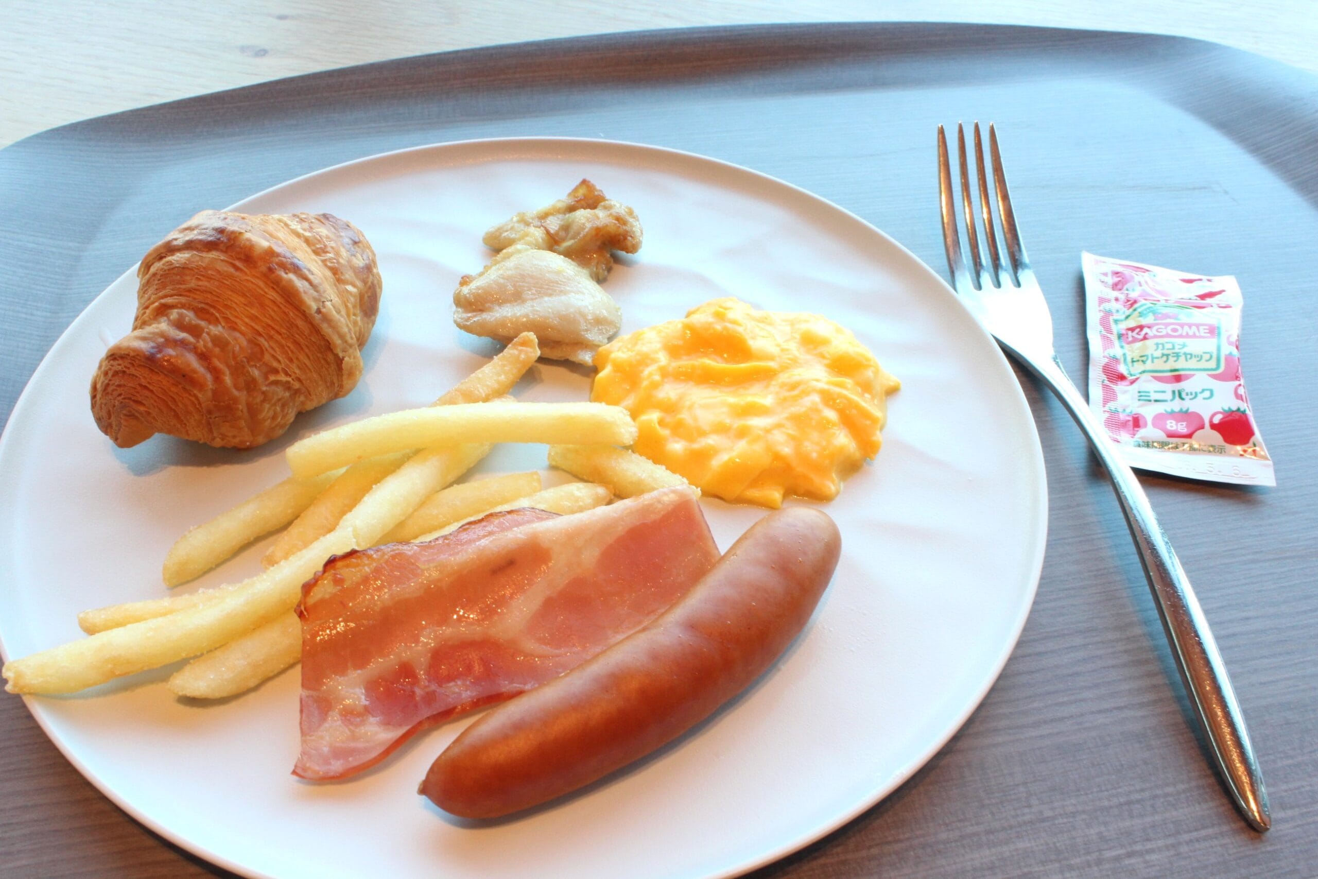 子どもが選ぶ定番メニュー集合　ベーコン、フライドポテトなど