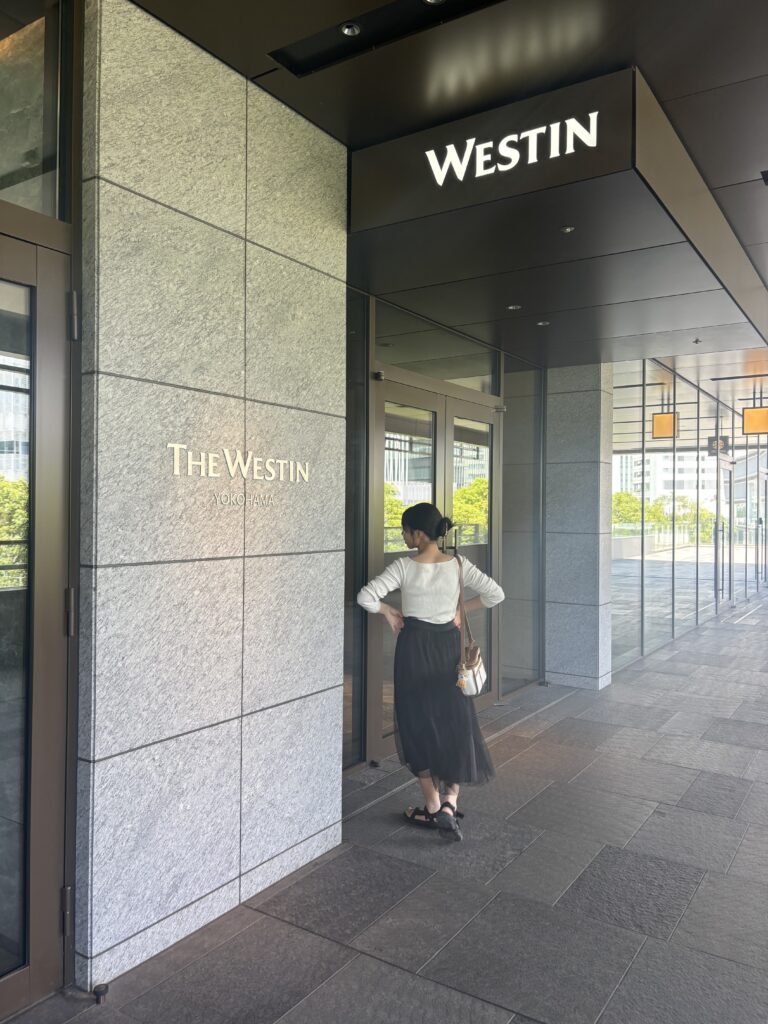 ウェスティンホテル横浜のエントランスと娘