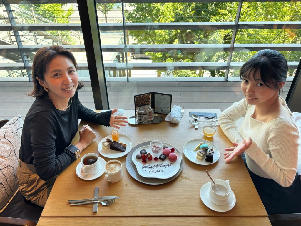 パシフィック・テーブルのスイーツと母娘の記念撮影