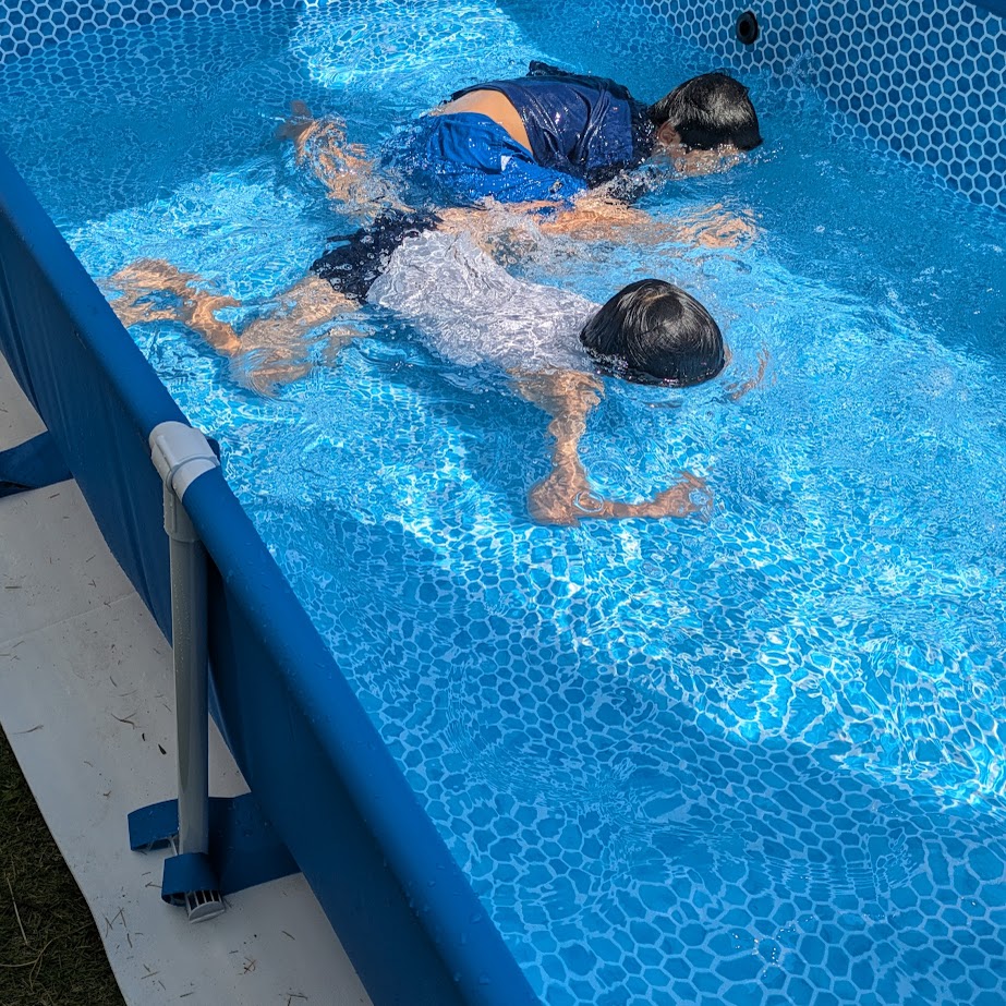 水遊び　INTEX 　庭プール