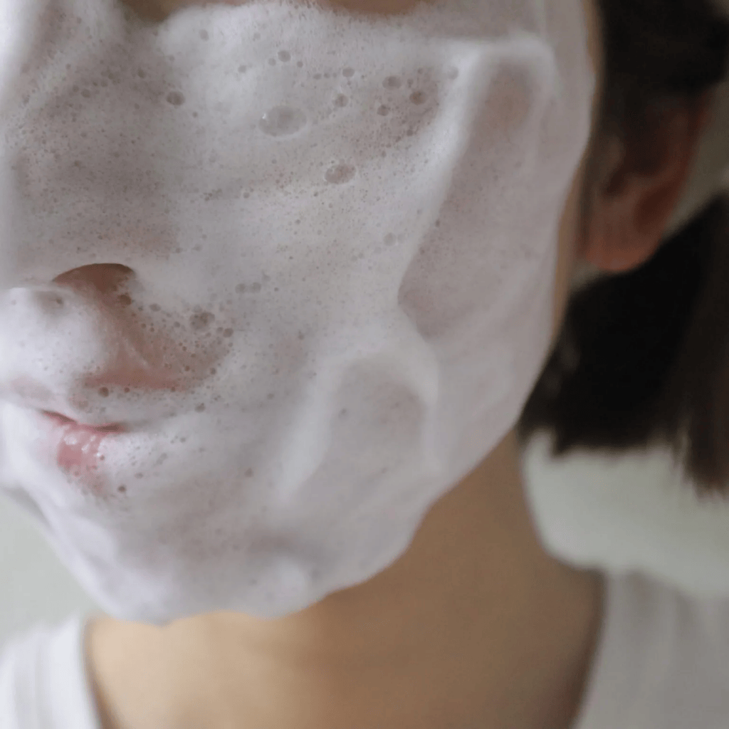 ONE BY KOSE「ポアクリア スクラブ ウォッシュ」　泡を広げた顔