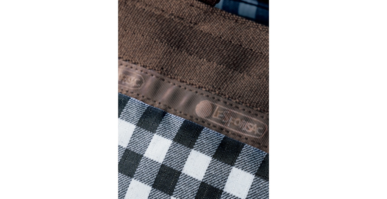 ボディをぐるりと囲むブラウンのテープには、ブランドロゴをさりげなく。