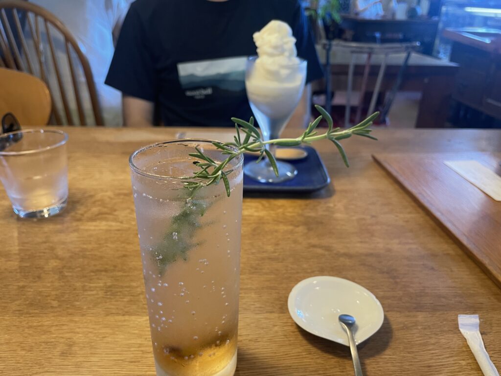 JIKE STUDIOの梅とスパイスのスカッシュ、真桑瓜のソルベ。