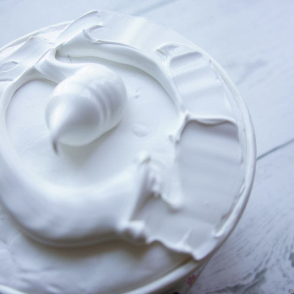 かみねんどを詰めたランチカップの上に、目地シールをたっぷり載せた様子