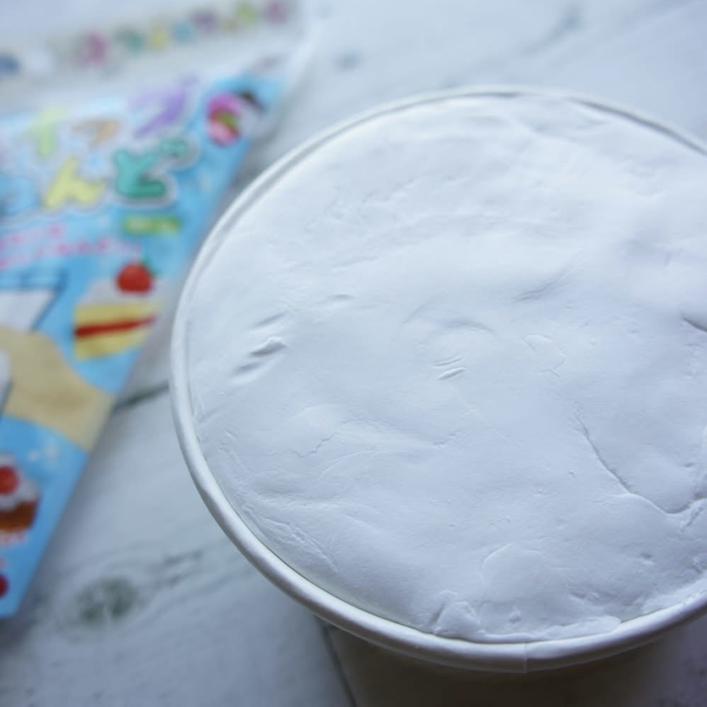 ランチカップにかみねんどを詰めた様子