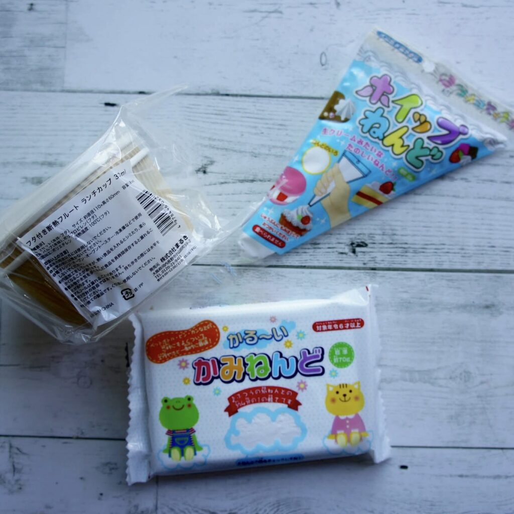 クレイケーキの材料：ホイップねんど、かみねんど、ランチカップ