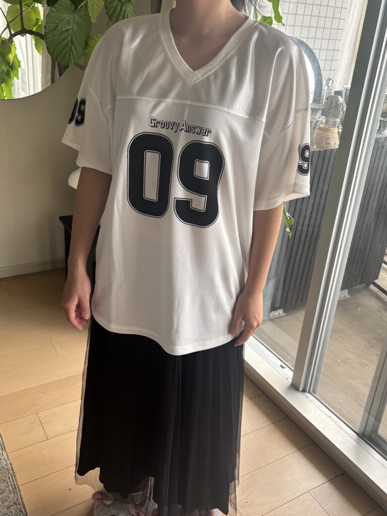 JENNY（ジェニー）ユニフォーム風トップス着用