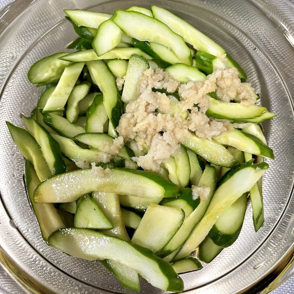 きゅうりに材料を混ぜる様子