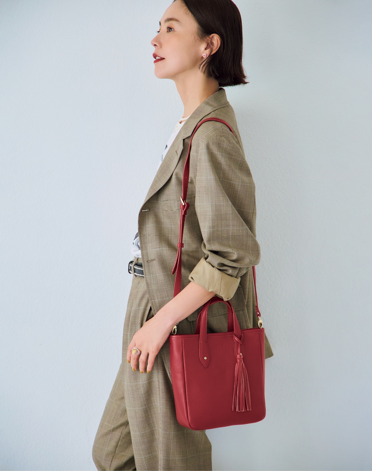 浅見れいなさんの12closet（トゥエルブクローゼット）カジュアル派のためのフリンジ付き２WAYトートのコーデ