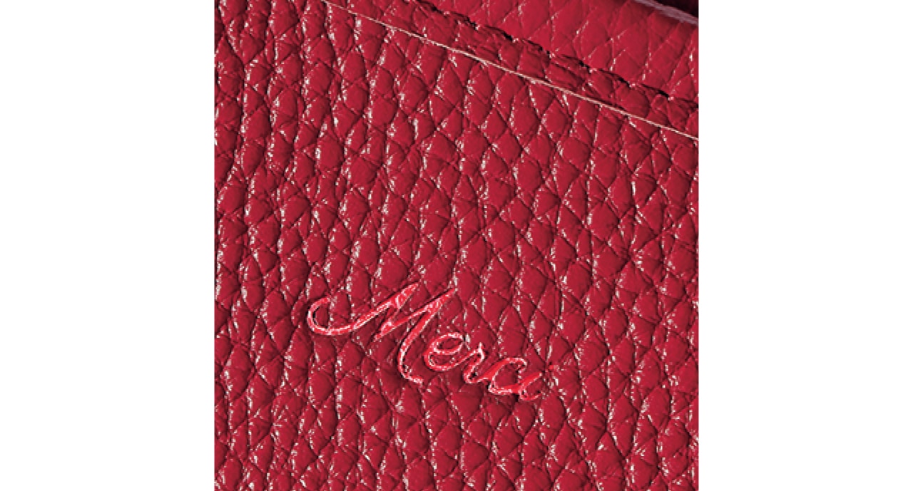 ボディのフロントに「Merci」のエンボス加工をさりげなく。