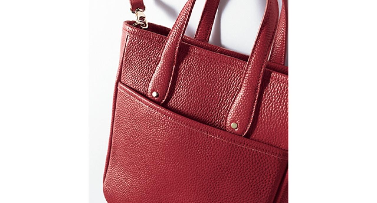 背面にはスマホやハンカチの収納に便利なオープンポケットを配置。